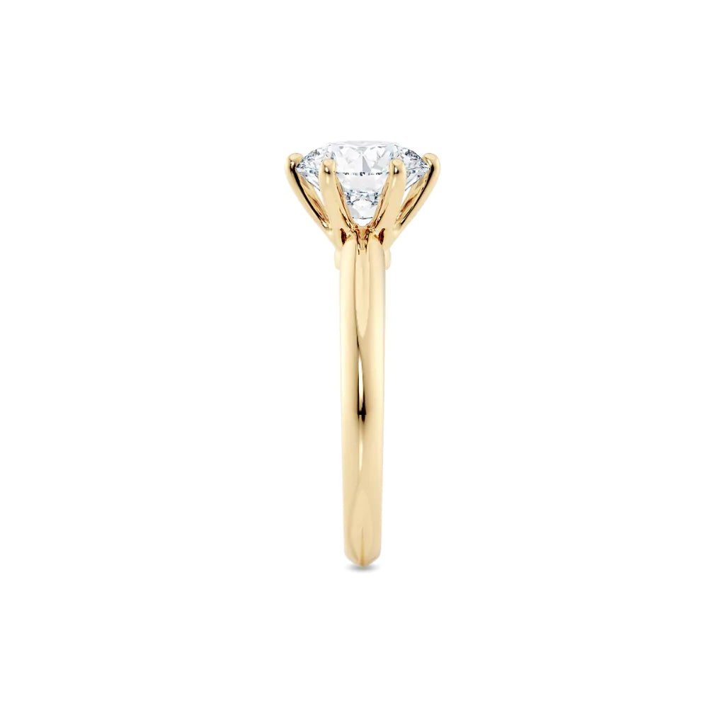 Diamantring i gult gull med 2,00 ct lab-diamant i knife edge design, fokus på ringskinnen sett rett forfra, designet av Hartwell.
