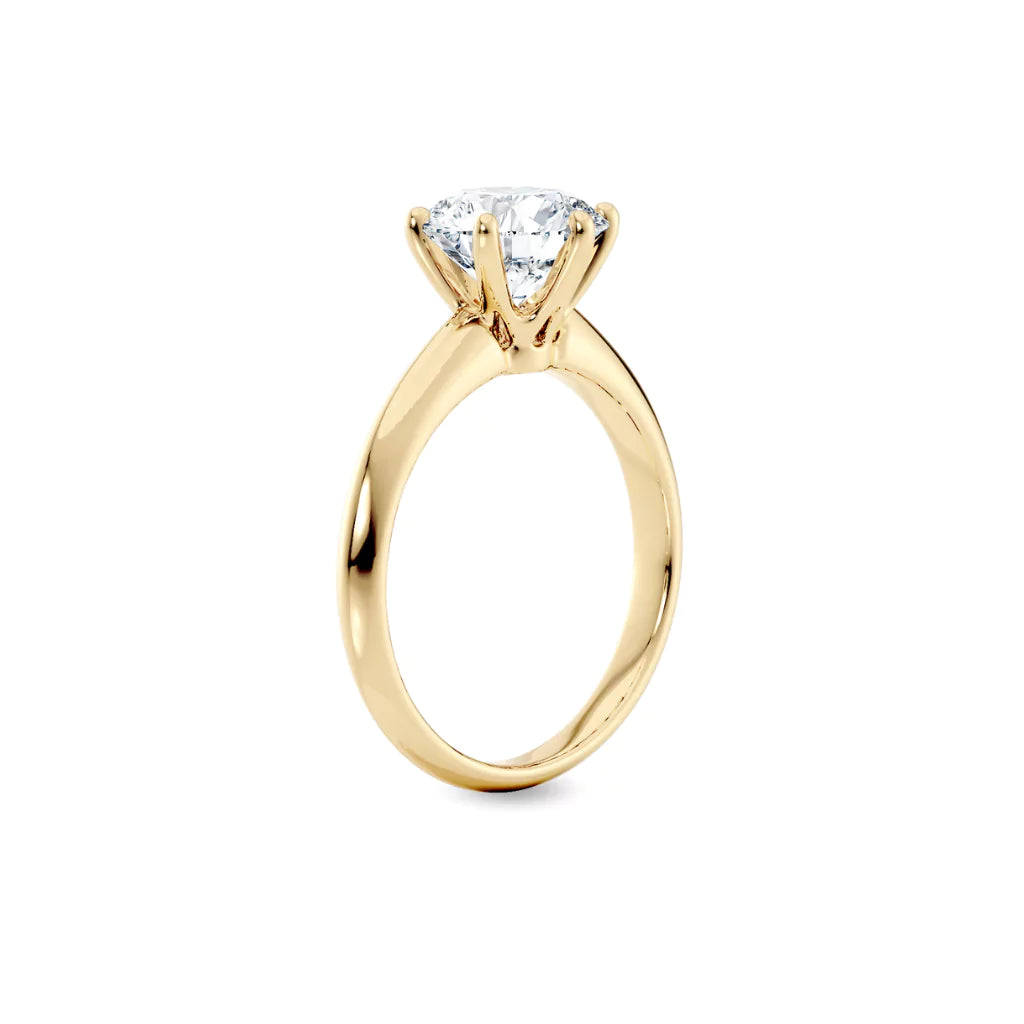 Diamantring i gult gull med 2,00 ct lab-diamant i knife edge design, vist stående fra siden, designet av Hartwell.