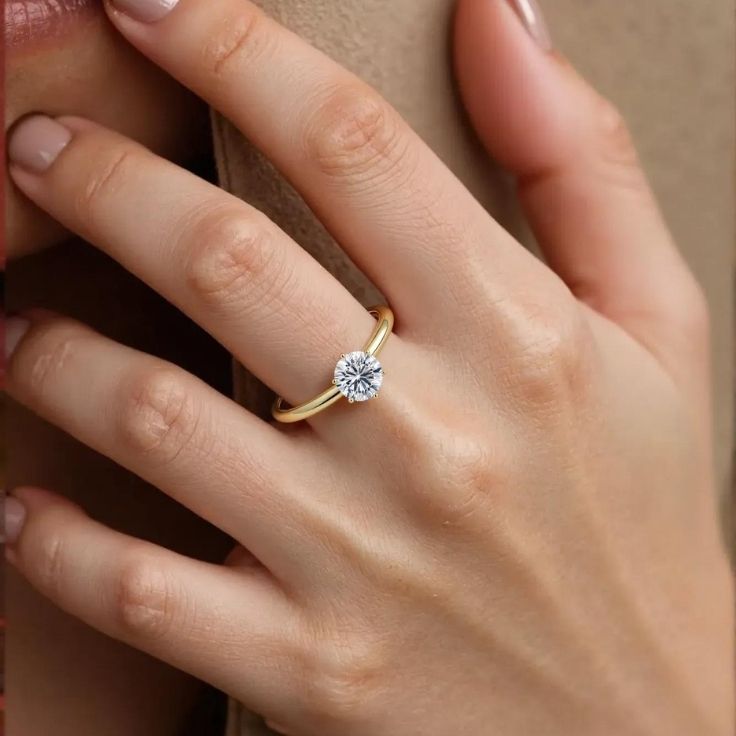Diamantring i gult gull på modell 