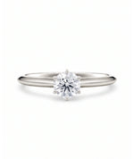 Diamantring i hvitt gull med 0,50 ct lab-diamant i knife edge design, vist liggende forfra, designet av Hartwell.