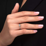 Diamantring i hvitt gull med 0,50 ct lab-diamant i knife edge design, vist på fingeren til en modell, designet av Hartwell.