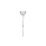 Diamantring i hvitt gull med 0,50 ct lab-diamant i knife edge design, fokus på ringskinnen sett rett forfra, designet av Hartwell.