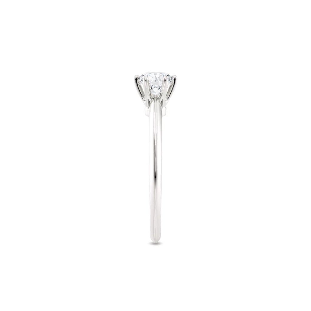 Diamantring i hvitt gull med 0,50 ct lab-diamant i knife edge design, fokus på ringskinnen sett rett forfra, designet av Hartwell.