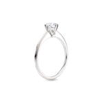 Diamantring i hvitt gull med 0,50 ct lab-diamant i knife edge design, vist stående fra siden, designet av Hartwell.