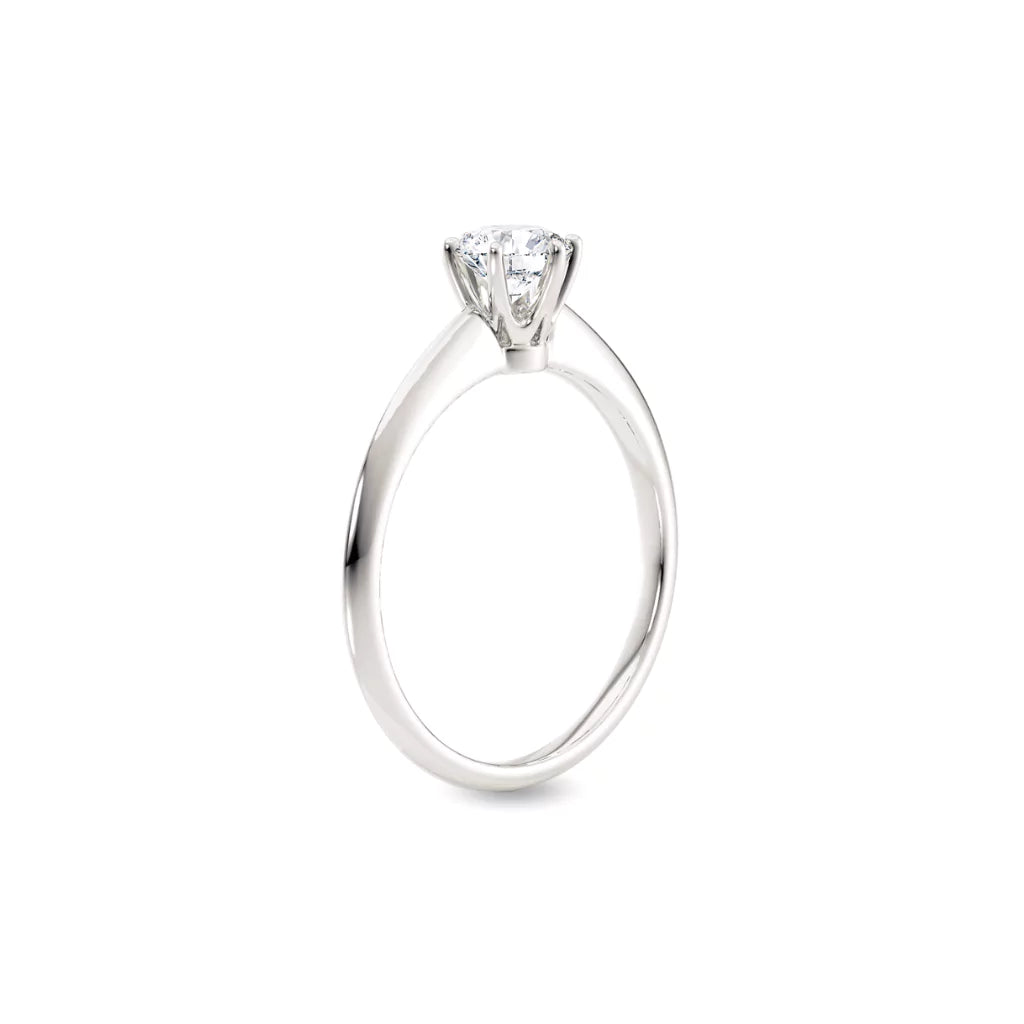 Diamantring i hvitt gull med 0,50 ct lab-diamant i knife edge design, vist stående fra siden, designet av Hartwell.