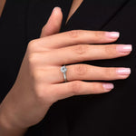 Diamantring i hvitt gull med 1 ct lab-diamant i knife edge design, vist på fingeren til en modell, designet av Hartwell.