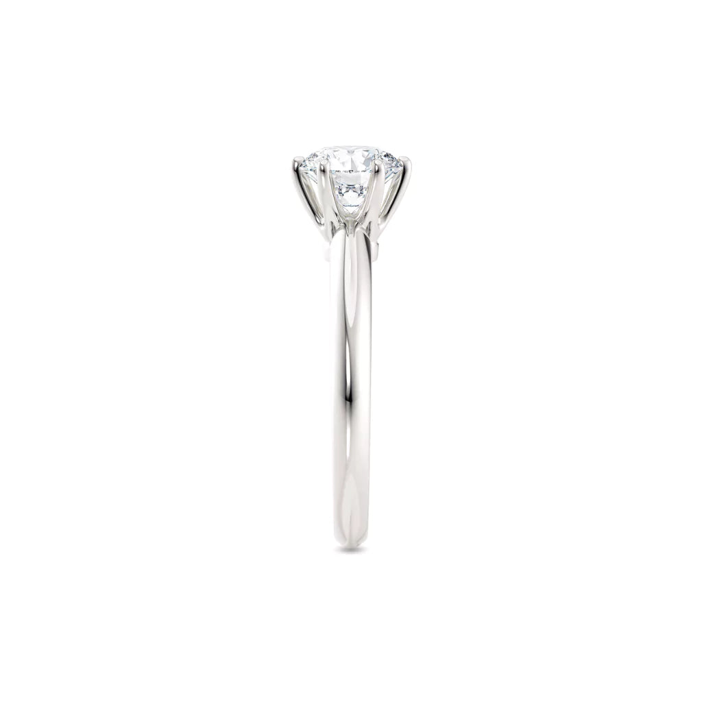 Diamantring i hvitt gull med 1 ct lab-diamant i knife edge design, fokus på ringskinnen sett rett forfra, designet av Hartwell.