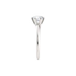 Diamantring i hvitt gull med 1 ct lab-diamant i knife edge design, fokus på ringskinnen sett rett forfra, designet av Hartwell.