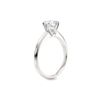 Diamantring i hvitt gull med 1 ct lab-diamant i knife edge design, vist stående fra siden, designet av Hartwell.