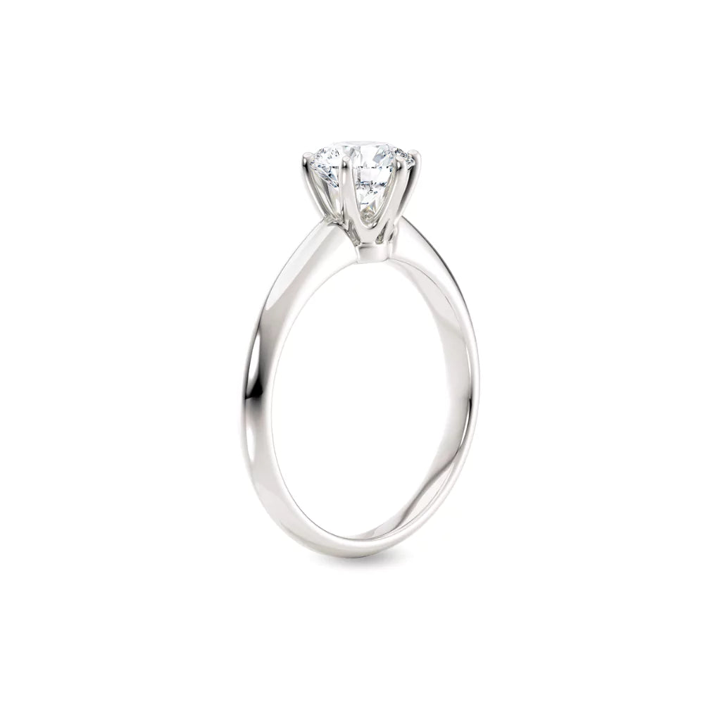 Diamantring i hvitt gull med 1 ct lab-diamant i knife edge design, vist stående fra siden, designet av Hartwell.