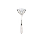 Diamantring i hvitt gull med 2,00 ct lab-diamant i knife edge design, fokus på ringskinnen sett rett forfra, designet av Hartwell.