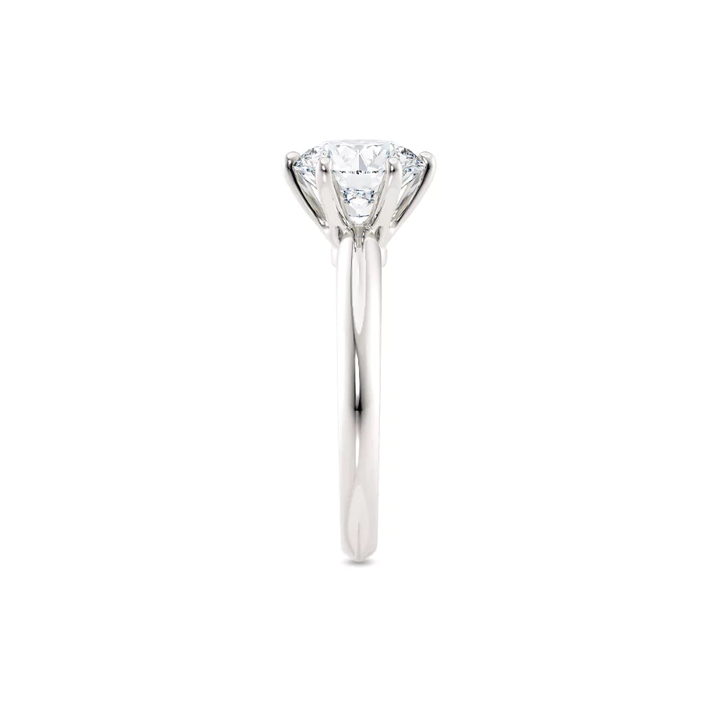 Diamantring i hvitt gull med 2,00 ct lab-diamant i knife edge design, fokus på ringskinnen sett rett forfra, designet av Hartwell.