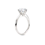 Diamantring i hvitt gull med 2,00 ct lab-diamant i knife edge design, vist stående fra siden, designet av Hartwell.