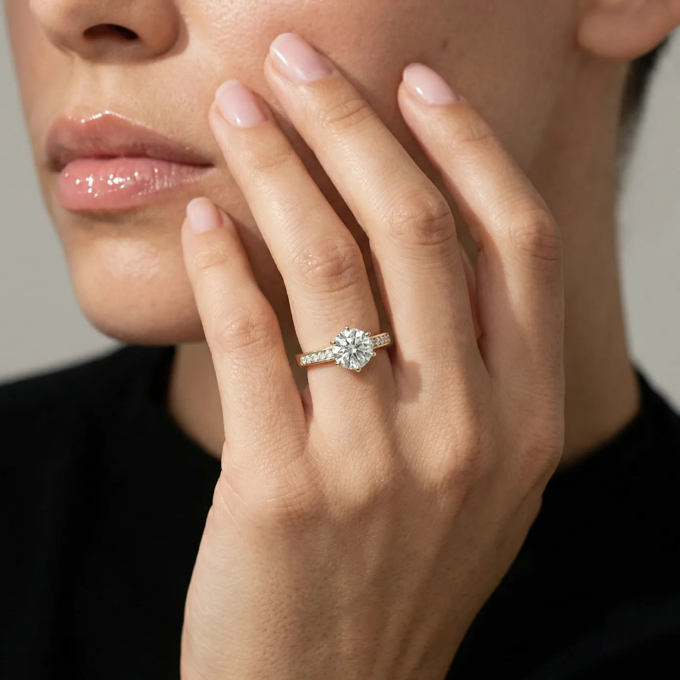 Diamantring med kanainnfatning i gult gull med 2,35 carat diamanter på modell i naturlg lys