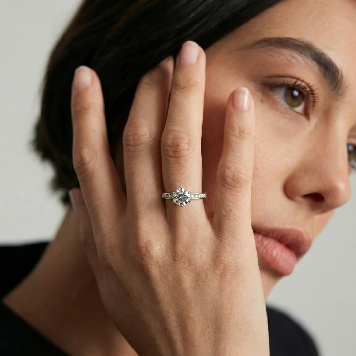 Diamantring med kanainnfatning i hvitt gull med 1,29 carat diamanter på modell i naturlg lys