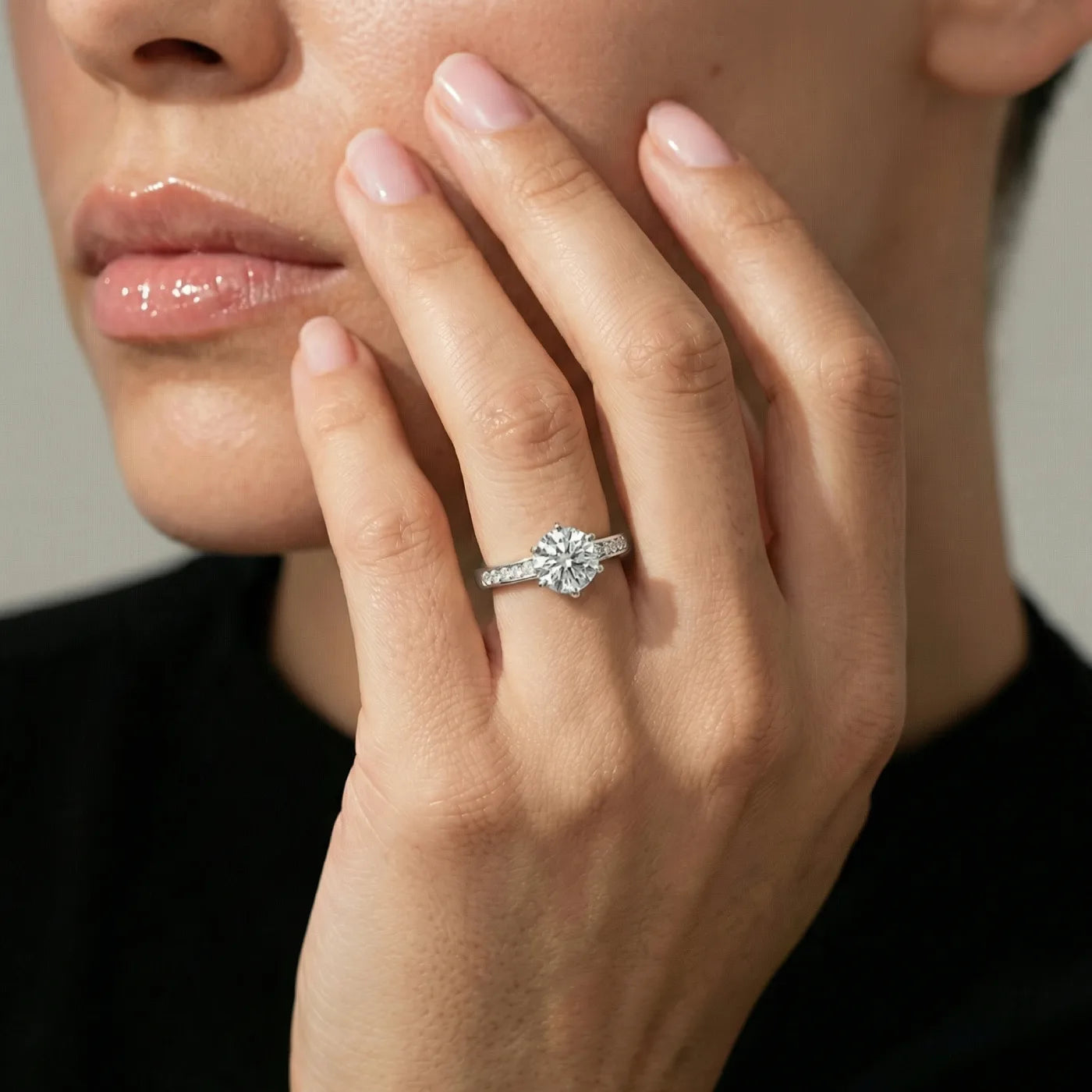 Diamantring med kanainnfatning i hvitt gull med 2,35 carat diamanter på modell i naturlg lys