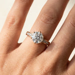 Diamantring kanalinnfatning i roségull med 2,35 ct med lab-diamant, vist på fingeren til en modell, designet av Hartwell.