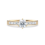 Diamantring kanalinnfatning gult gull med 0,74 ct med lab-diamant, vist liggende forfra, designet av Hartwell.