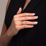 Diamantring kanalinnfatning gult gull med 0,74 ct med lab-diamant, vist på fingeren til en modell, designet av Hartwell.
