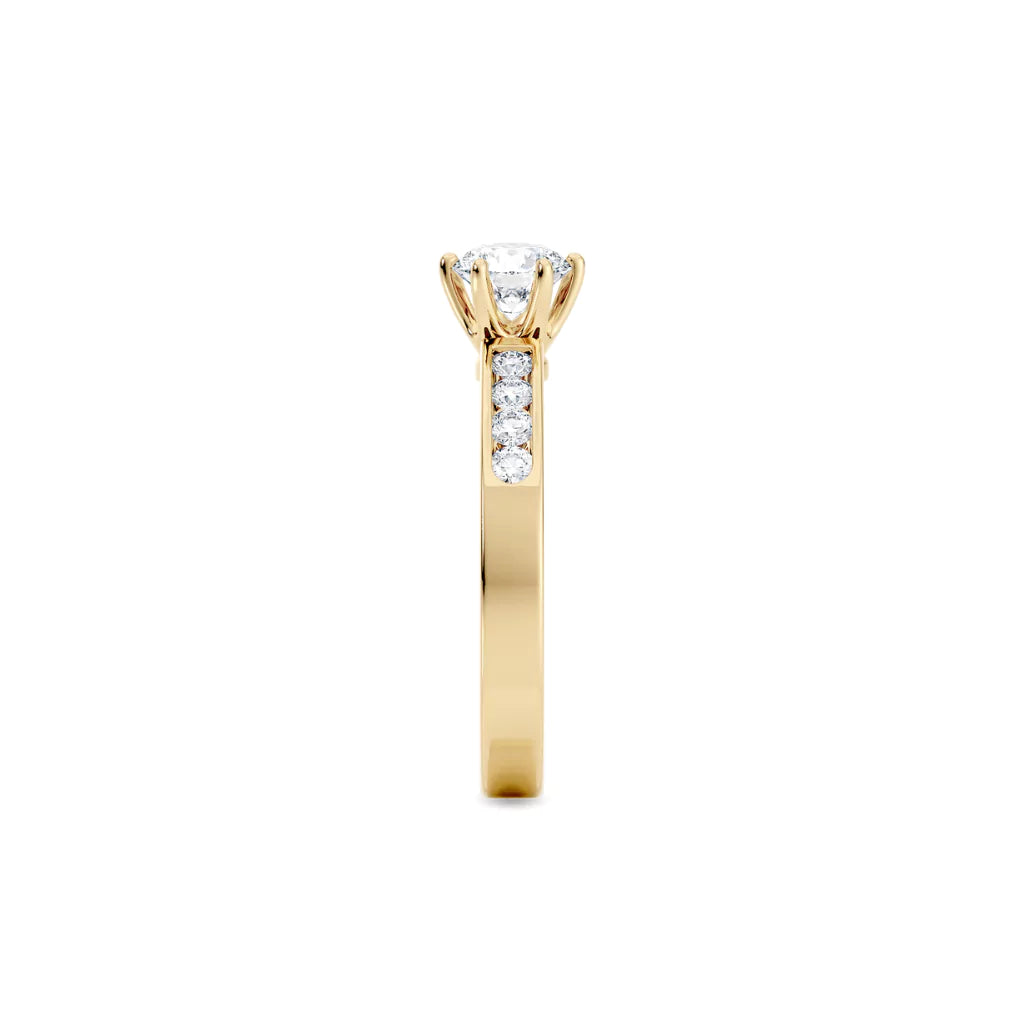 Diamantring kanalinnfatning gult gull med 0,74 ct med lab-diamant, fokus på ringskinnen sett rett forfra, designet av Hartwell.