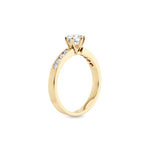 Diamantring kanalinnfatning gult gull med 0,74 ct med lab-diamant, vist stående fra siden, designet av Hartwell.