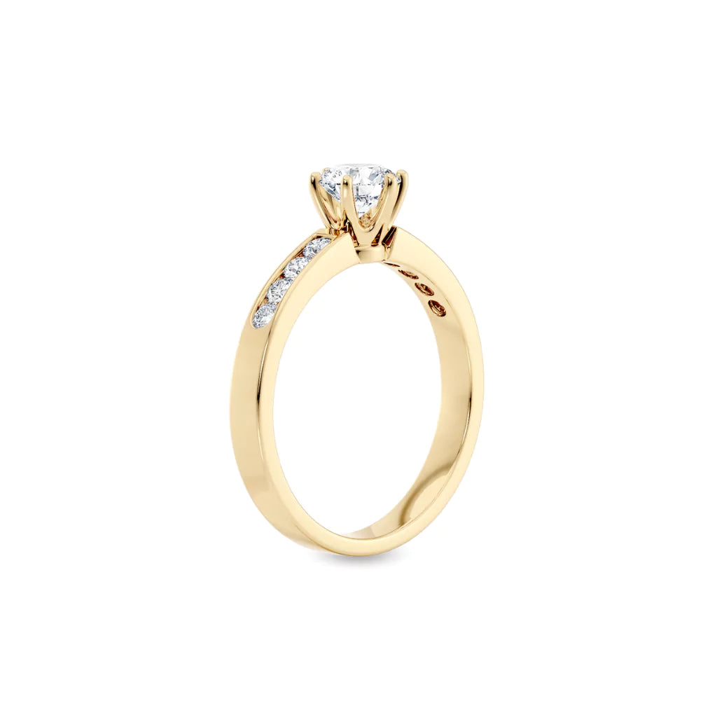 Diamantring kanalinnfatning gult gull med 0,74 ct med lab-diamant, vist stående fra siden, designet av Hartwell.