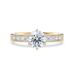 Diamantring kanalinnfatning gult gull med 1,29 ct med lab-diamant, vist liggende forfra, designet av Hartwell.
