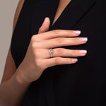 Diamantring kanalinnfatning gult gull med 1,29 ct med lab-diamant, vist på fingeren til en modell, designet av Hartwell.