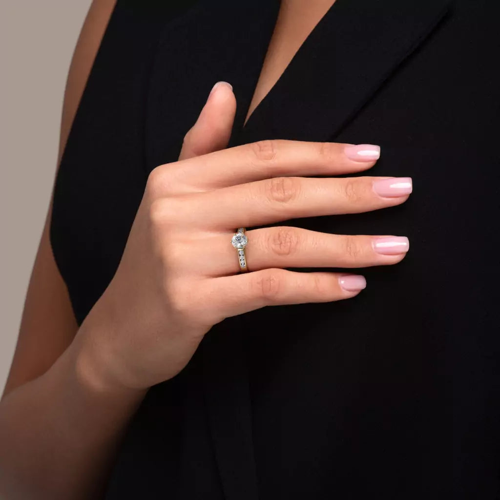 Diamantring kanalinnfatning gult gull med 1,29 ct med lab-diamant, vist på fingeren til en modell, designet av Hartwell.
