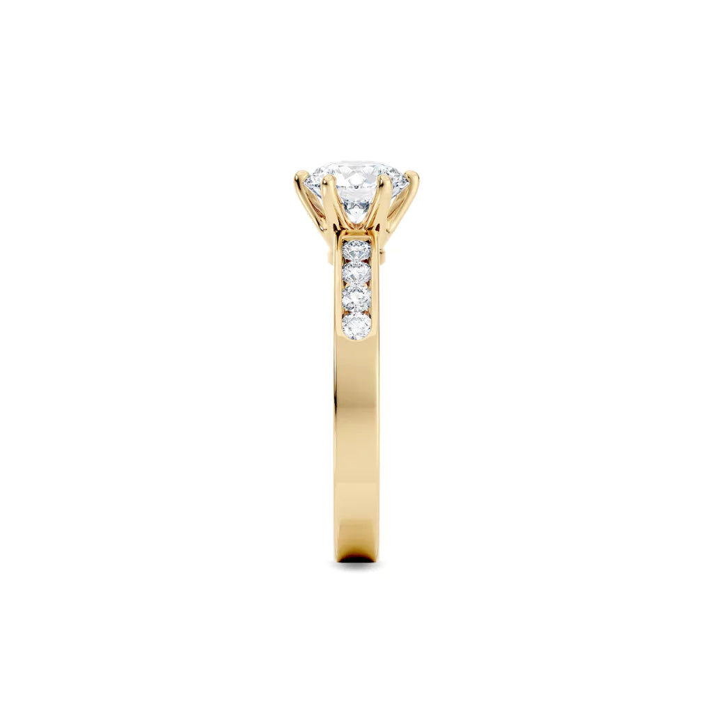 Diamantring kanalinnfatning gult gull med 1,29 ct med lab-diamant, fokus på ringskinnen sett rett forfra, designet av Hartwell.