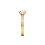 Diamantring kanalinnfatning gult gull med 1,29 ct med lab-diamant, fokus på ringskinnen sett rett forfra, designet av Hartwell.