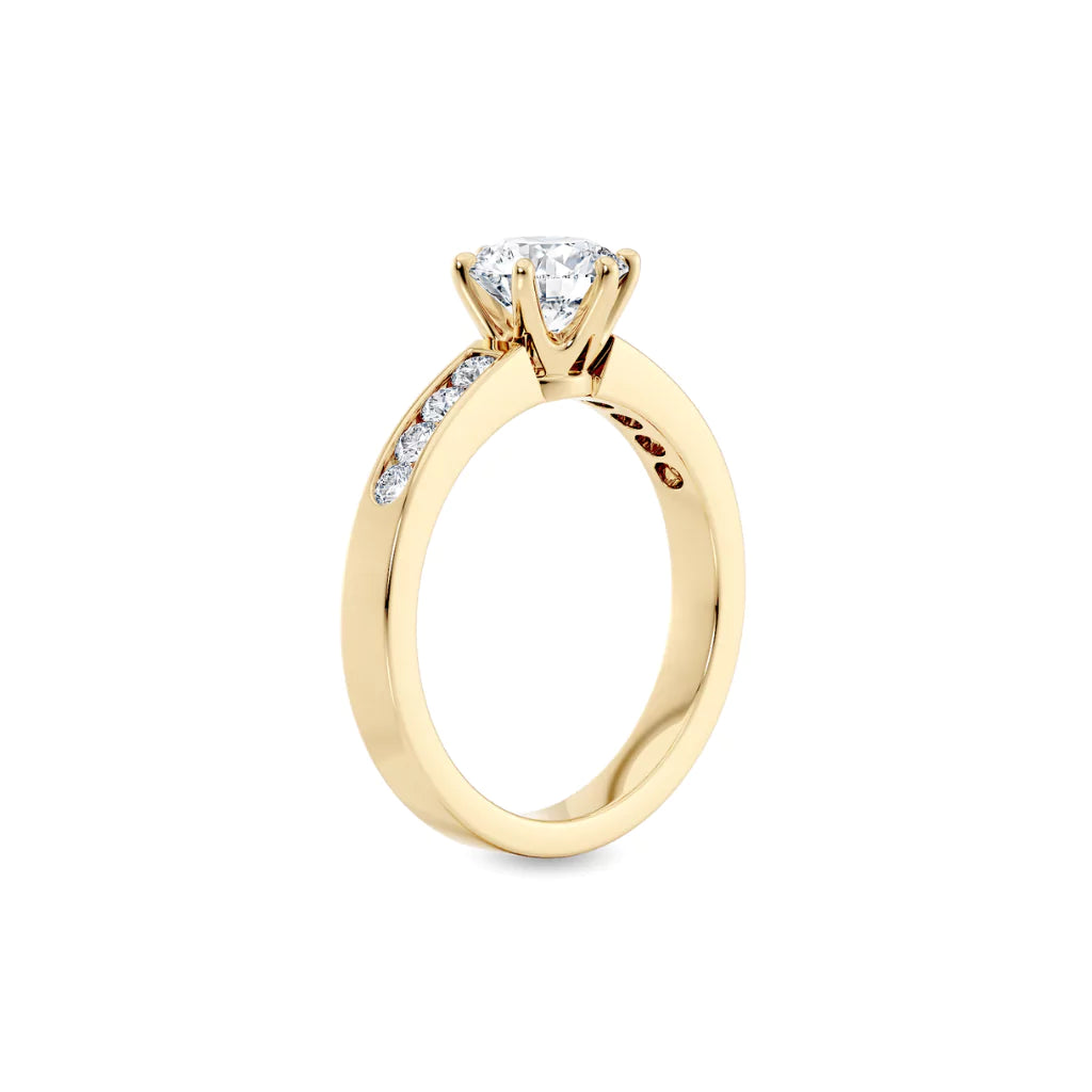 Diamantring kanalinnfatning gult gull med 1,29 ct med lab-diamant, vist stående fra siden, designet av Hartwell.