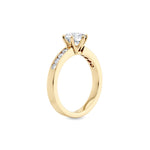 Diamantring kanalinnfatning gult gull med 1,29 ct med lab-diamant, vist stående fra siden, designet av Hartwell.