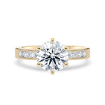 Diamantring kanalinnfatning gult gull med 2,35 ct med lab-diamant, vist liggende forfra, designet av Hartwell.
