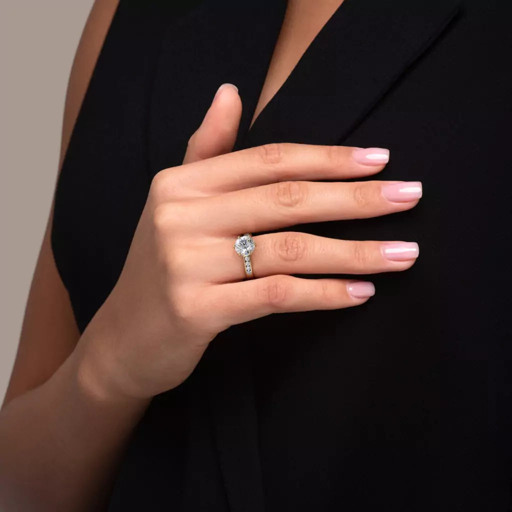 Diamantring kanalinnfatning gult gull med 2,35 ct med lab-diamant, vist på fingeren til en modell, designet av Hartwell.