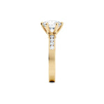 Diamantring kanalinnfatning gult gull med 2,35 ct med lab-diamant, fokus på ringskinnen sett rett forfra, designet av Hartwell.
