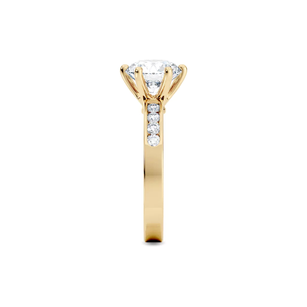 Diamantring kanalinnfatning gult gull med 2,35 ct med lab-diamant, fokus på ringskinnen sett rett forfra, designet av Hartwell.