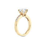 Diamantring kanalinnfatning gult gull med 2,35 ct med lab-diamant, vist stående fra siden, designet av Hartwell.