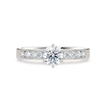Diamantring kanalinnfatning i hvitt gull med 0,74 ct med lab-diamant, vist liggende forfra, designet av Hartwell.