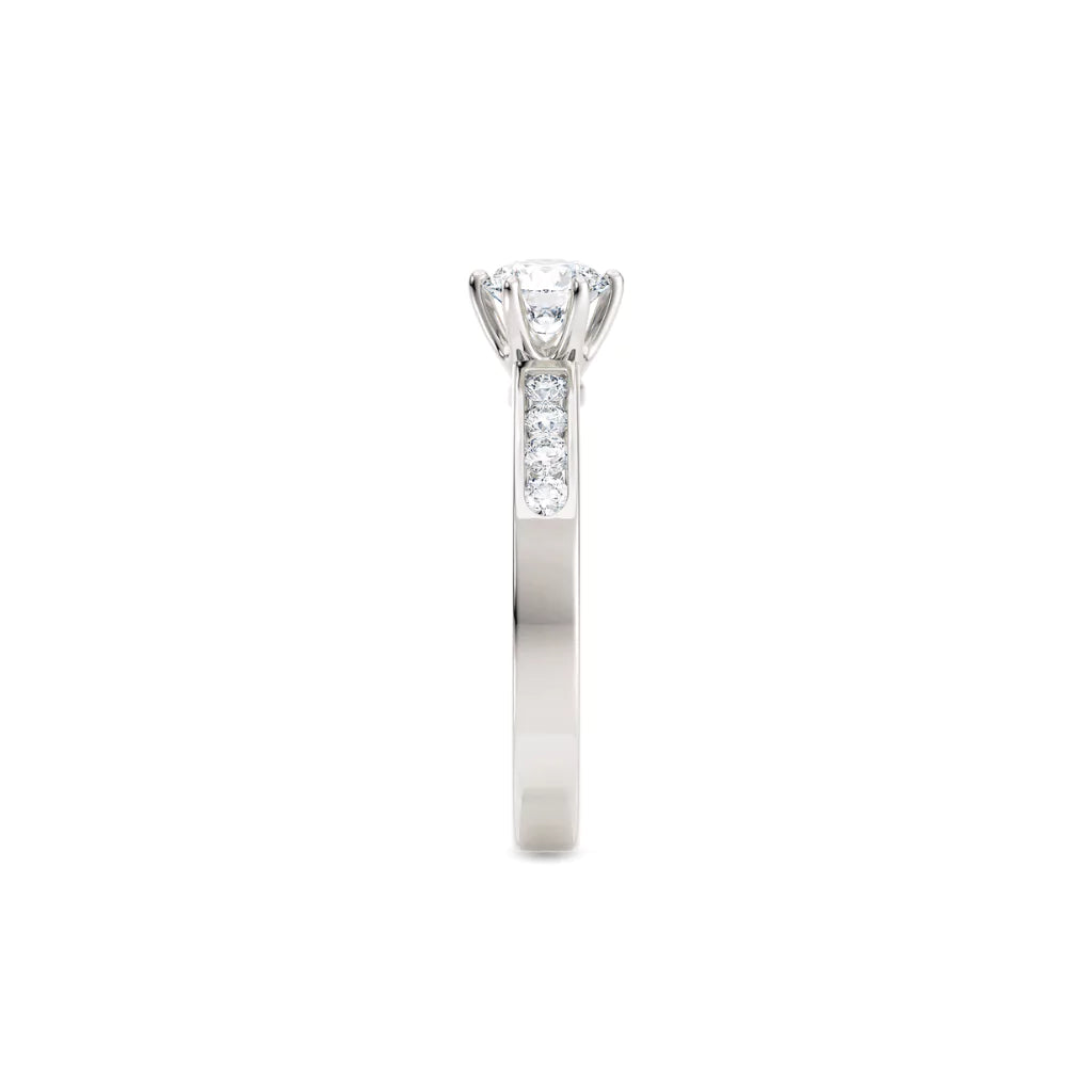 Diamantring kanalinnfatning i hvitt gull med 0,74 ct med lab-diamant, fokus på ringskinnen sett rett forfra, designet av Hartwell.