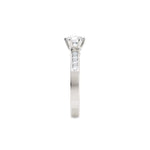 Diamantring kanalinnfatning i hvitt gull med 0,74 ct med lab-diamant, fokus på ringskinnen sett rett forfra, designet av Hartwell.