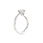 Diamantring kanalinnfatning i hvitt gull med 0,74 ct med lab-diamant, vist stående fra siden, designet av Hartwell.