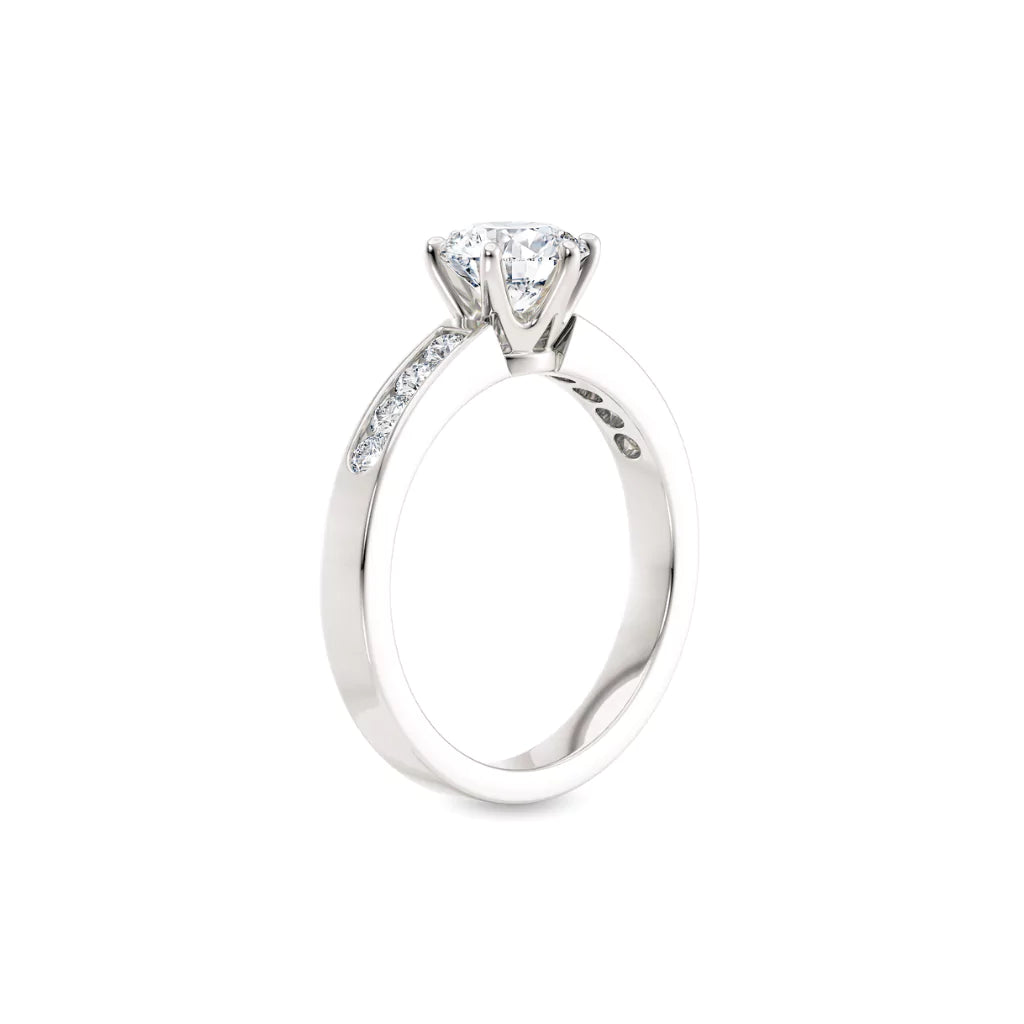 Diamantring kanalinnfatning i hvitt gull med 0,74 ct med lab-diamant, vist stående fra siden, designet av Hartwell.