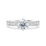 Diamantring kanalinnfatning i hvitt gull med 1,29 ct med lab-diamant, vist på fingeren til en modell, designet av Hartwell.