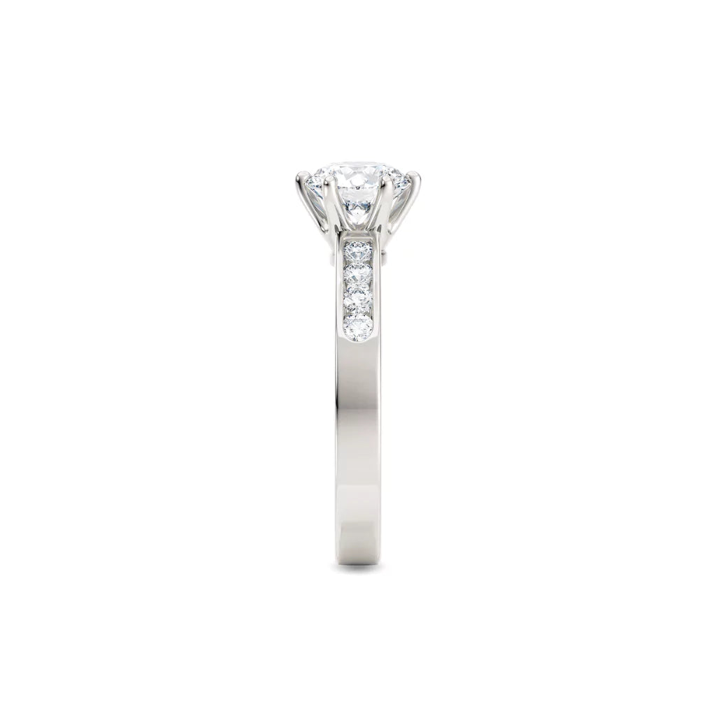 Diamantring kanalinnfatning i hvitt gull med 1,29 ct med lab-diamant, fokus på ringskinnen sett rett forfra, designet av Hartwell.