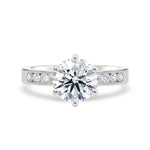 Diamantring kanalinnfatning i hvitt gull med 2,35 ct med lab-diamant, vist liggende forfra, designet av Hartwell.
