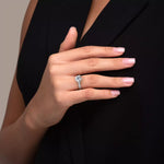 Diamantring kanalinnfatning i hvitt gull med 2,35 ct med lab-diamant, vist på fingeren til en modell, designet av Hartwell.
