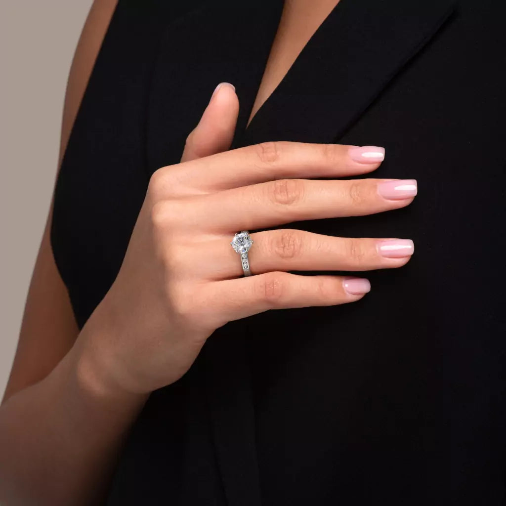 Diamantring kanalinnfatning i hvitt gull med 2,35 ct med lab-diamant, vist på fingeren til en modell, designet av Hartwell.
