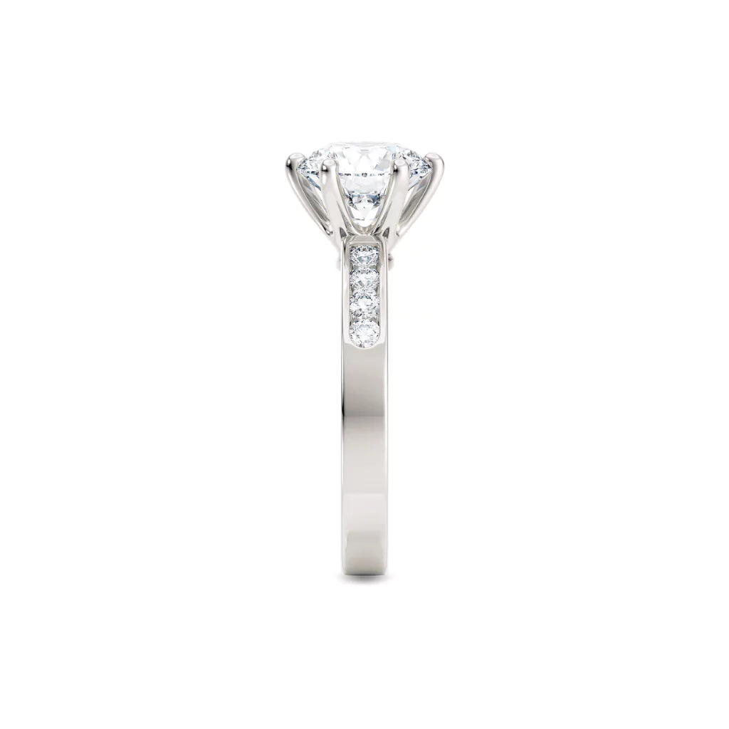 Diamantring kanalinnfatning i hvitt gull med 2,35 ct med lab-diamant, fokus på ringskinnen sett rett forfra, designet av Hartwell.
