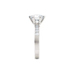 Diamantring kanalinnfatning i hvitt gull med 2,35 ct med lab-diamant, fokus på ringskinnen sett rett forfra, designet av Hartwell.
